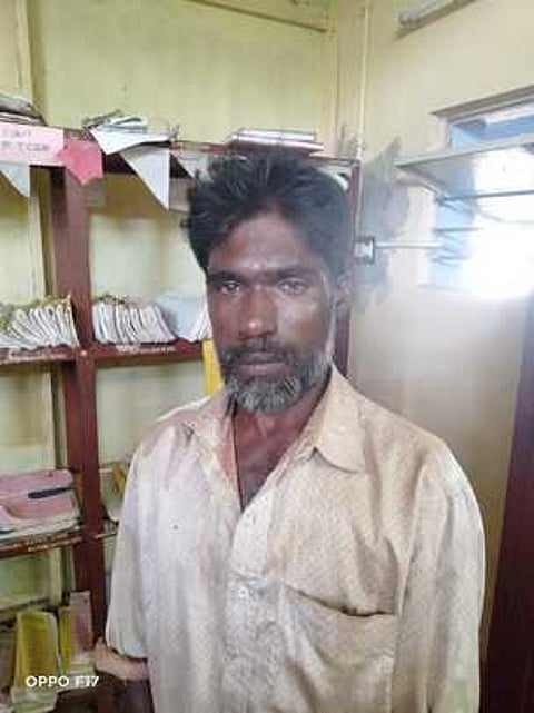 உத்தமபாளையம் அருகே ஏ.டி.எம். இயந்திரங்கள் உடைப்பு: ஒருவா் கைது