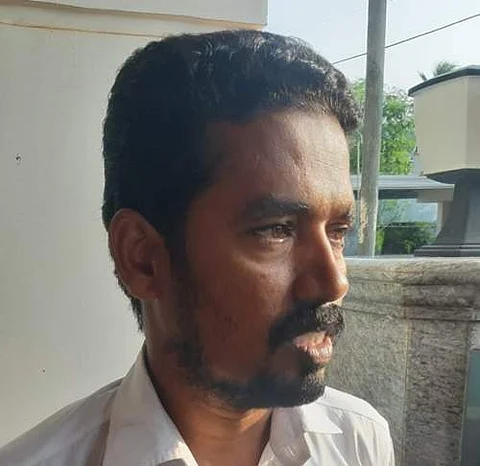 காங்கிரஸ் பிரமுகரிடம் பணம் கேட்டு வெடிகுண்டு, ஆயுதங்களுடன் மிரட்டிய இளைஞர் கைது.