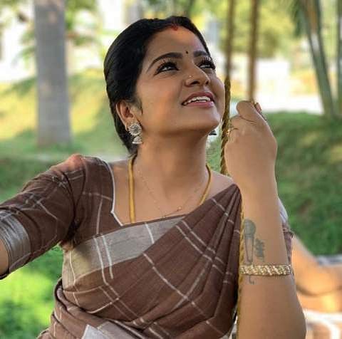 நடிகை சித்ராவின் கன்னத்தில் காயம் ஏற்பட்டது எப்படி?: தந்தை பதில்