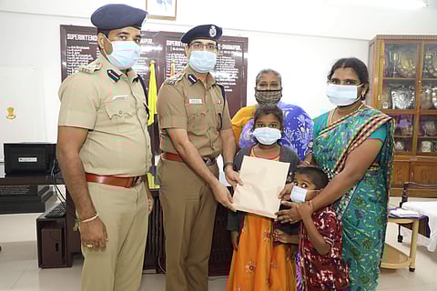 தருமபுரி மாவட்ட காவல் கண்காணிப்பாளர் அலுவலகத்தில், உதவி காவல் ஆய்வாளர் இளையராஜா குடும்பத்தினருக்கு சனிக்கிழமை நிதியுதவிகளை வழங்குகிறார் சேலம் சரக காவல்துறை துணைத் தலைவர் பிரதீப் குமார். உடன் மாவட்ட கா