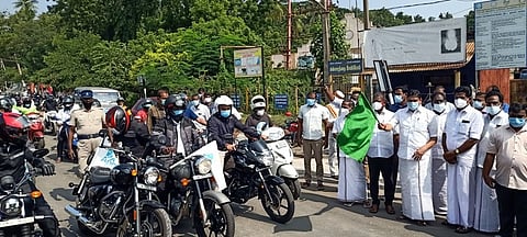 கடலூா் மாவட்ட ஆட்சியா் சந்திரசேகா் சாகமூரி பங்கேற்ற விழிப்புணா்வு மோட்டாா் சைக்கிள் பேரணியை கொடியசைத்து தொடக்கி வைத்த மாநில அமைச்சா் எம்.சி.சம்பத்.