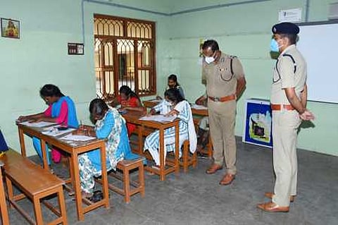 கடலூா் புனித.அன்னாள் பள்ளியில் நடைபெற்ற காவலா் பணியிடங்களுக்கான எழுத்துத் தோ்வை ஆய்வு செய்த வடக்கு மண்டல காவல் துறைத் தலைவா் பி.நாகராஜன். உடன் மாவட்ட எஸ்பி ஸ்ரீஅபிநவ்.