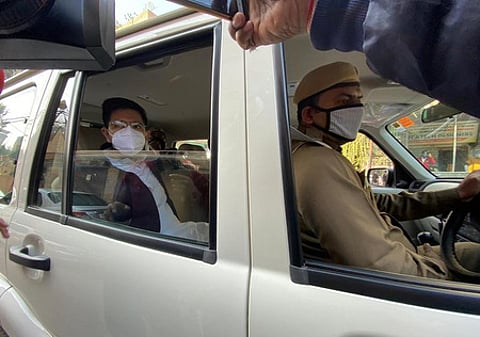 மத்திய உள்துறை அமைச்சா் அமித் ஷா வீடு அருகில் ஆா்ப்பாட்டம் செய்ய முயன்றதாக போலீஸாரால் ஞாயிற்றுக்கிழமை கைது செய்யப்பட்ட ராஜேந்தா் நகா் எம்எல்ஏ ராகவ் சத்தா.