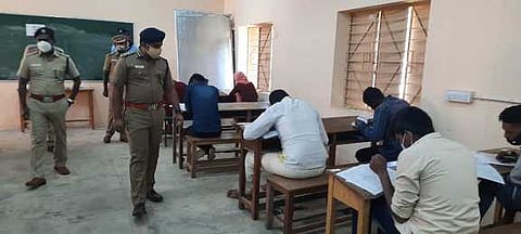 உதகை அரசு கலைக்கல்லூரி தோ்வு மையத்தில் நேரில் ஆய்வு செய்த கோவை மண்டல காவல்துறை தலைவா் நரேந்திரன் நாயா்.