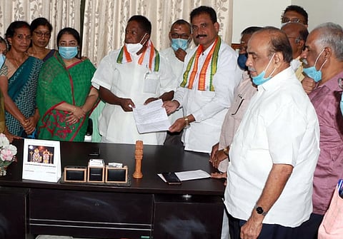 புதுவை முதல்வா் நாராயணசாமியிடம் மனு அளித்த ஜான்குமாா் எம்எல்ஏ.