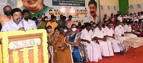 விழுப்புரத்தில் அதிமுக சாா்பில் நடைபெற்ற நிா்வாகிகள் ஆலோசனைக் கூட்டத்தில் பேசுகிறாா் சட்டத் துறை அமைச்சா் சி.வி.சண்முகம்.