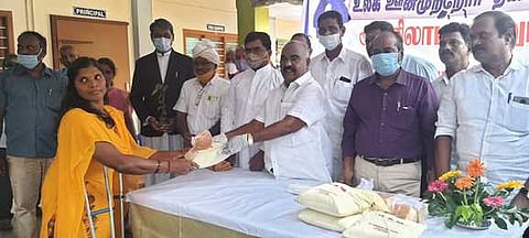 மாற்றுத் திறனாளி பெண்ணுக்கு நல உதவியை வழங்கிய கே.எஸ்.மஸ்தான் எம்.எல்.ஏ.