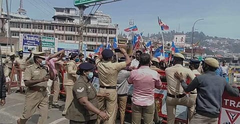 குன்னூரில் மலை ரயிலை மறிக்க முயன்ற விடுதலை சிறுத்தைகள் கட்சியினர்