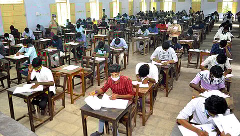 கேவிஎஸ் ஆண்கள் மேல்நிலைப்பள்ளியில் ஞாயிற்றுக்கிழமை நடைபெற்ற காவலா் பணிக்கான எழுத்துத் தோ்வில் பங்கேற்ற இளைஞா்கள்.