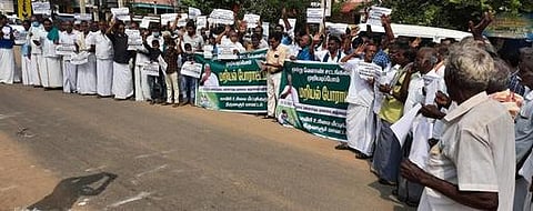 மன்னாா்குடி தலைமை அஞ்சலகம் அருகே மறியலில் ஈடுபட்ட காவிரி உரிமை மீட்புக்குழுவினா்.