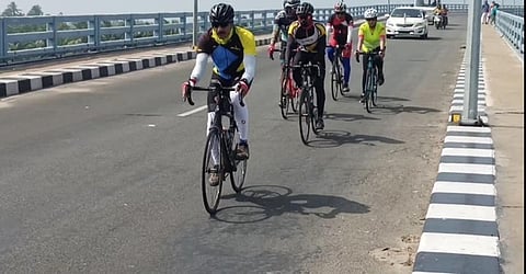 சுற்றுச்சூழலை பாதுகாக்க விழிப்புணா்வு ஏற்படுத்தும் வகையில் சைக்கிள் பயணமாக ஞாயிற்றுக்கிழமை ராமேசுவரம் வந்து சோ்ந்த ஏ.டி.ஜி.பி. சைலேந்திரபாபு தலைமையிலான குழுவினா்.