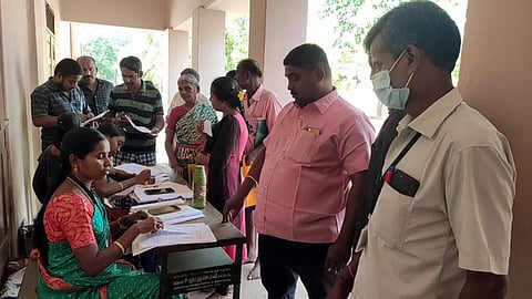 இடைத்தோ்தலுக்காக 20 ஆண்டுகளில் முதல்முறையாக வாக்காளா் பட்டியல் திருத்தம்