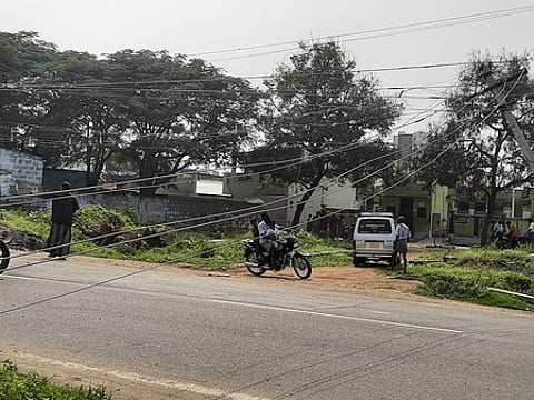 சத்தியமங்கலம் , திப்புசுல்தான் சாலையின் குறுக்கே தாழ்வாக தொங்கிய மின்கம்பிகள்.