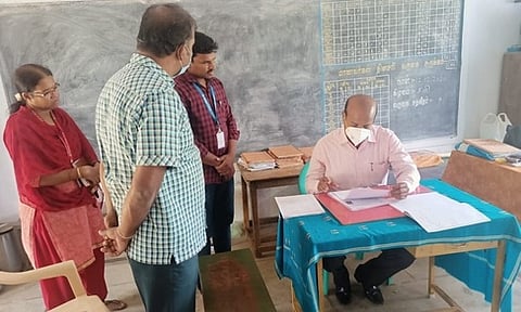 கணியம்பாடி ஒன்றியம் துத்திக்காடு பகுதியில் நடைபெற்ற வாக்காளா் சுருக்கத் திருத்த முகாமை ஆய்வு செய்த ஆட்சியா் அ.சண்முகசுந்தரம்.