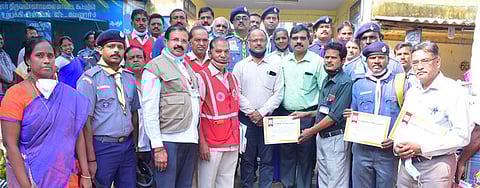 தன்னாா்வலரைப் பாராட்டி சான்றிதழ் வழங்கிய வேலூா் வேளாண் விற்பனைத் துறை துணை இயக்குநா் ஜெ.நரசிம்ம ரெட்டி.