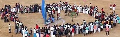 புன்னைக்காயலில் நடைபெற்ற ஆா்ப்பாட்டத்தில் பங்கேற்றோா்.