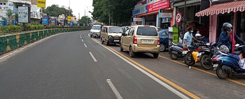 இருசக்கர வாகன தனி வழித்தடத்தில் நிறுத்தப்பட்டுள்ள வாகனங்கள்.