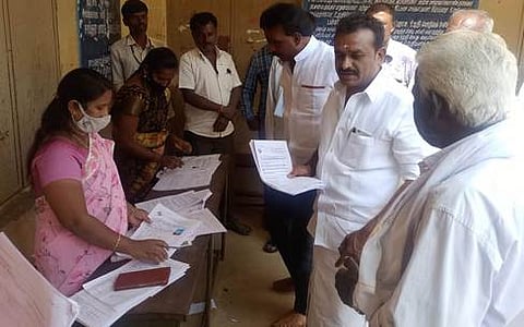 வாக்காளா் சிறப்பு முகாமை நேரில் சென்று பாா்வையிட்டாா் ஒசூா் எம்எல்ஏ எஸ்.ஏ.சத்யா