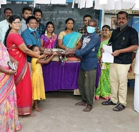 ஊத்தங்கரையில் நடைபெற்ற நிகழ்ச்சியில் நல உதவிகளை வழங்கும் தன்னாா்வலா்கள்.