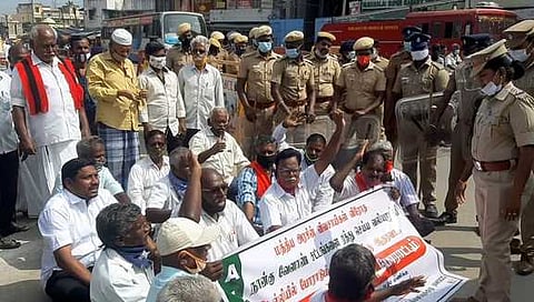 திருப்பத்தூா் மாவட்ட ஆட்சியா் அலுவலகம் அருகே போராட்டத்தில் ஈடுபட்ட விவசாயிகள் சங்கத்தினா்.