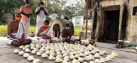 ஏகாம்பரேஸ்வரா் கோயிலில் 108 சங்காபிஷேகத்தை நடத்திய சிவாச்சாரியாா்கள்.