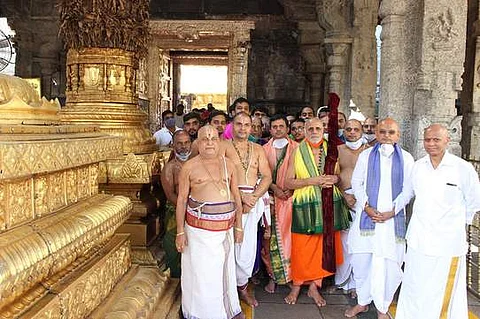 ஏழுமலையானை தரிசித்துத் திரும்பும் வியாசராய மடாதிபதியுடன் தேவஸ்தான அதிகாரிகள்.