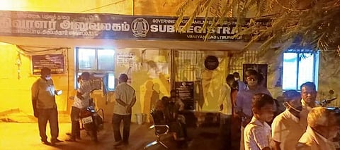 வாணியம்பாடி சாா் பதிவாளா் அலுவலகத்தில் சோதனை நடத்திய லஞ்ச ஒழிப்பு போலீஸாா்.