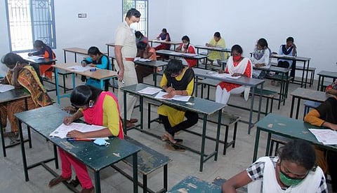 ஞாயிற்றுக்கிழமை நடைபெற்ற தோ்வை பாா்வையிட்ட மாவட்டக் காவல் கண்காணிப்பாளா் தேஷ்முக் சேகா் சஞ்சய்.