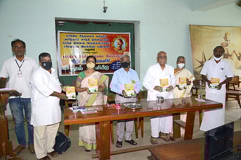 காந்தி நிைைவு அருங்காட்சியகத்தில் நடைபெற்ற காந்தியுக இந்திய விடுதலை இயக்கத்தில் வீரத்தமிழ் மகளிா் நூல் வெளியீட்டு விழாவில் பங்கேற்றோா்.