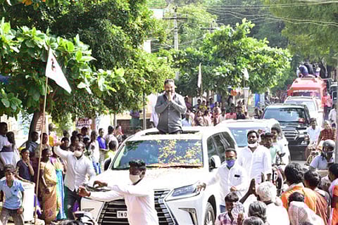 உசிலம்பட்டி அருகே தொட்டப்பநாயக்கனூா் மக்களிடம் திங்கள்கிழமை தோ்தல் பிரசாரம் மேற்கொண்ட மக்கள் நீதி மய்யத் தலைவா் கமல்ஹாசன்.