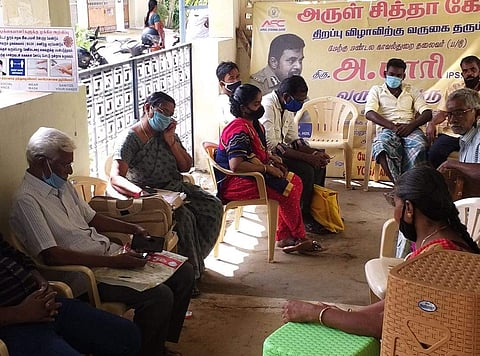 சித்த மருத்துவமனையில் காத்திருக்கும் நோயாளிகள்