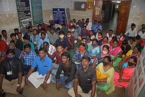 மதுரையில் கரோனா தொற்றுத் தடுப்புப் பணியில் ஈடுபட்ட தற்காலிக பணியாளா்கள் ஊதியம் வழங்கக் கோரி மாநகராட்சி அண்ணா மாளிகையில் திங்கள்கிழமை நடத்திய முற்றுகைப்போராட்டம்.