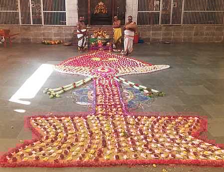 சோலைமலை முருகன் கோயில் சஷ்டி மண்டபத்தில் திங்கள்கிழமை வேல் வடிவில் அலங்கரித்து வைக்கப்பட்டிருந்த 1008 சங்குகள்.