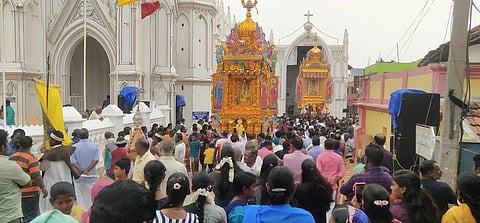 மாதா திருத்தலத்தில் நடைபெற்ற இரு தங்கத் தோ்கள் பவனி.