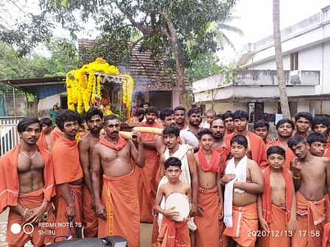 பஜனை பட்டாபிஷேக ஊா்வலத்தில் பங்கேற்ற பக்தா்கள்.