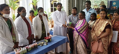 முகாமைத் தொடங்கிவைக்கிறாா் குலசேகரம் புனித அகுஸ்தீனாா் ஆலய பங்குத் தந்தை ஜோன்ஸ் கிளிட்டஸ்.