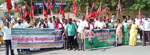 ஆட்சியா் அலுவலகம் முன்பு போராட்டத்தில் ஈடுபட்ட அகில இந்திய விவசாயிகள் போராட்ட ஒருங்கிணைப்புக் குழுவினா்.