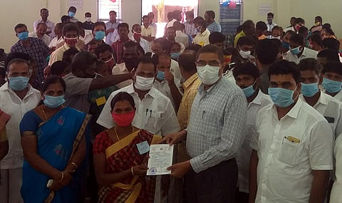 கொல்லிமலையில் பழங்குடியின மக்களுக்கு ஜாதி சான்றிதழை வழங்குகிறாா் ஆட்சியா் கா.மெகராஜ். உடன் எம்.எல்.ஏ. சி. சந்திரசேகரன்.