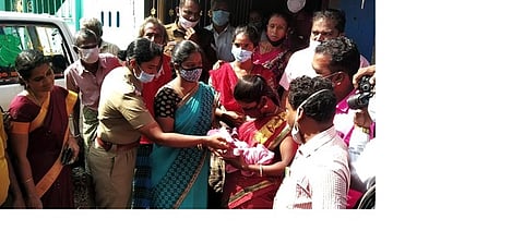 திருவாரூா்: முட்புதரில் வீசப்பட்ட பச்சிளம் குழந்தை மீட்பு