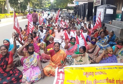 மதுரை மாநகராட்சி அலுவலகத்தை செவ்வாய்க்கிழமை முற்றுகையிட்ட சாலையோர சிறு வியாபாரிகள் சங்கத்தினா்.