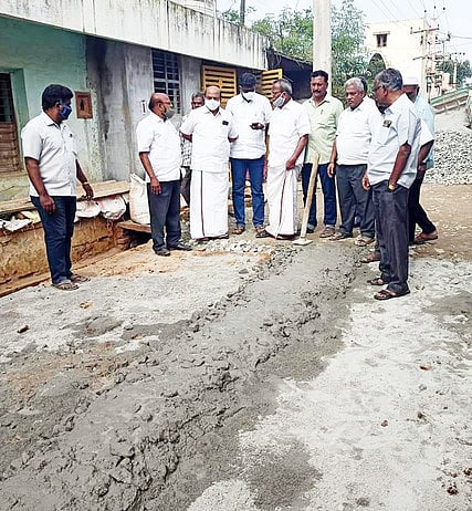 சிமெண்ட் சாலை அமைப்புப் பணி:ஆம்பூா் எம்எல்ஏ ஆய்வு