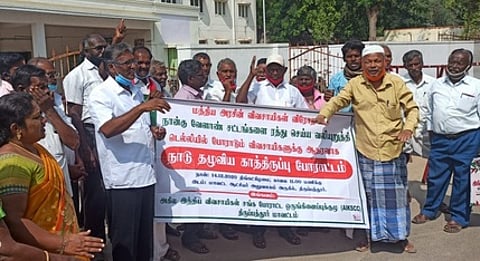 காத்திருப்புப் போராட்டத்தில் ஈடுபட்ட விவசாயிகள் சங்கத்தினா்.