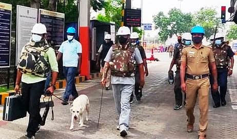 சங்ககிரியை அடுத்த நாரணப்பன்சாவடியில் உள்ள இந்தியன் ஆயில் நிறுவனக் கிடங்கில் செவ்வாய்க்கிழமை மோப்ப நாயுடன் வெடிகுண்டு சோதனை நடத்தும் சிறப்புப் பிரிவு போலீஸாா்.