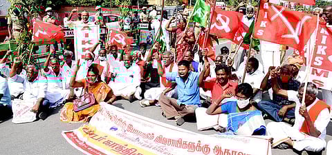 சேலம் மாவட்ட ஆட்சியா் அலுவலகம் முன்பு மறியலில் ஈடுபட்ட அகில இந்திய விவசாயிகளின் போராட்ட ஒருங்கிணைப்புக் குழுவினா்.