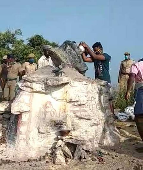 மதுரை அருகே உள்ள யானைமலையில் செவ்வாய்க்கிழமை அகற்றப்பட்ட சிவலிங்க சிலை.