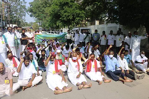 கோவை ஆட்சியர் அலுவலகம் முன் காத்திருப்புப் போராட்டத்தில் ஈடுபட்ட விவசாயிகள் சங்கத்தினர்.