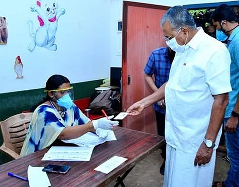 கேரள உள்ளாட்சித் தேர்தலையொட்டி கண்ணூரில் திங்கள்கிழமை வாக்களித்த முதல்வர் பினராயி விஜயன்.