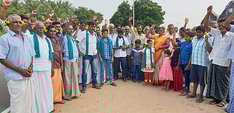 உப்பாறு அணைக்கு தண்ணீர் திறக்க கோரி காதுகளில் பூ சுற்றி போராட்டத்தில் ஈடுபட்ட விவசாயிகள்.