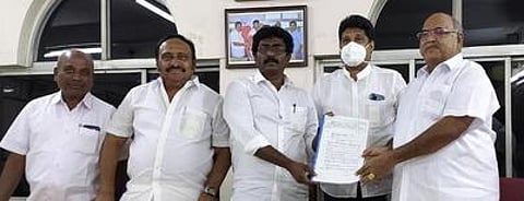 ஆத்தூரில் ஜவ்வரிசி உற்பத்தியாளா்கள் நலச்சங்கத் தலைவா் எஸ்.துரைசாமியிடம் கோரிக்கை மனு பெற்ற நாடாளுமன்ற உறுப்பினா்கள்.