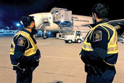 விமானத்தில் கனடா வந்தடைந்த முதல் கரோனா தடுப்பூசி தொகுப்பு.